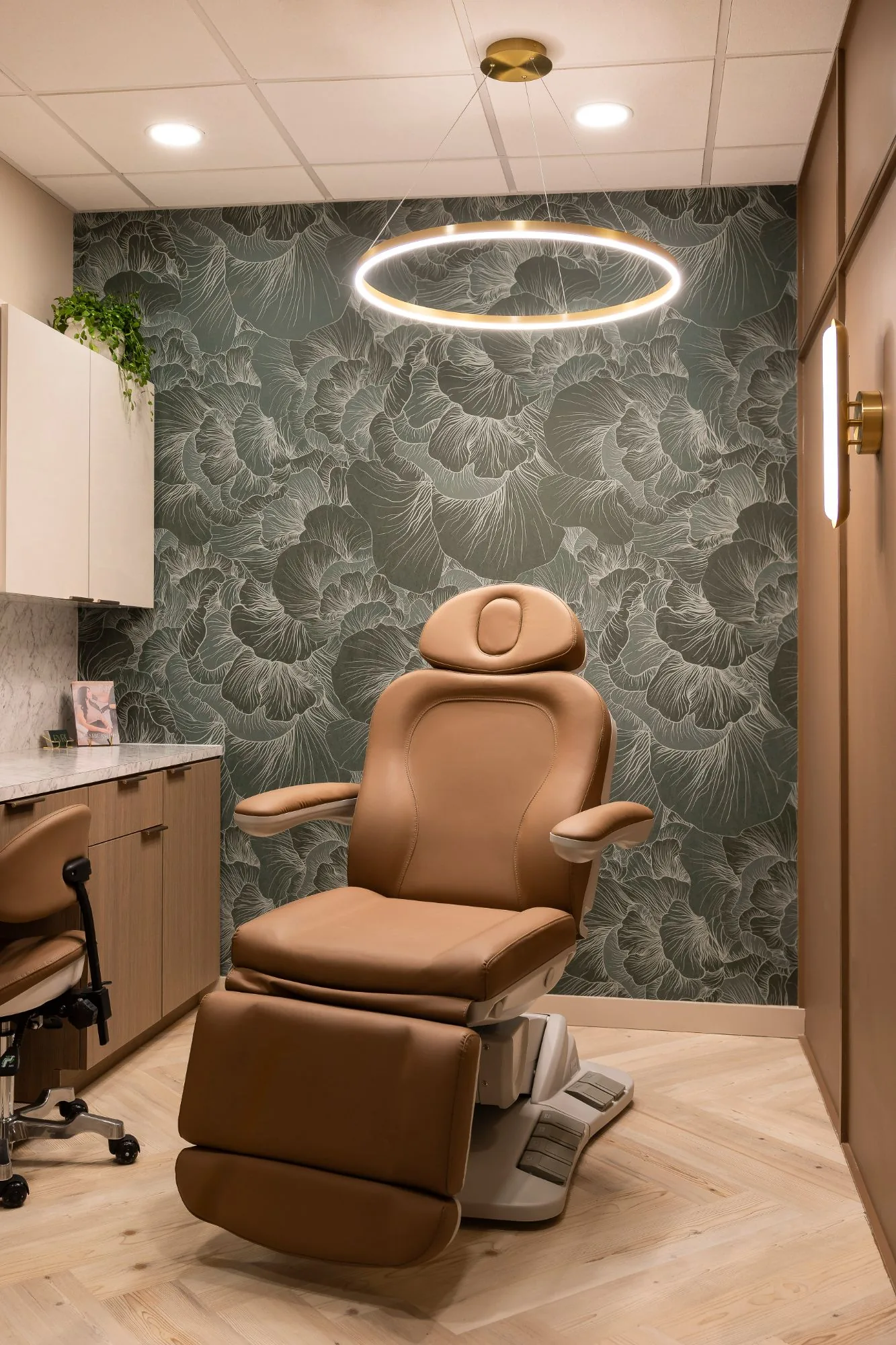Treatment chair beneath a ring pendant